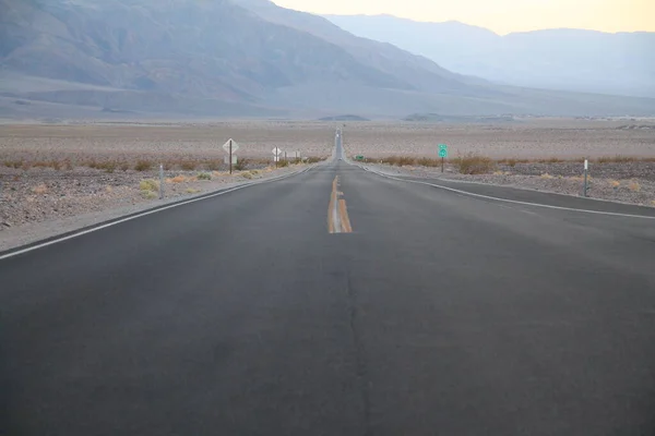 Бесконечная Дорога Время Заката Пустыне Долины Смерти Калифорнии — стоковое фото