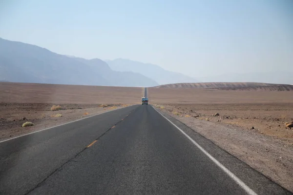 Ευθύς Και Μακρύς Δρόμος Στη Μέση Της Ερήμου Της Κοιλάδας — Φωτογραφία Αρχείου