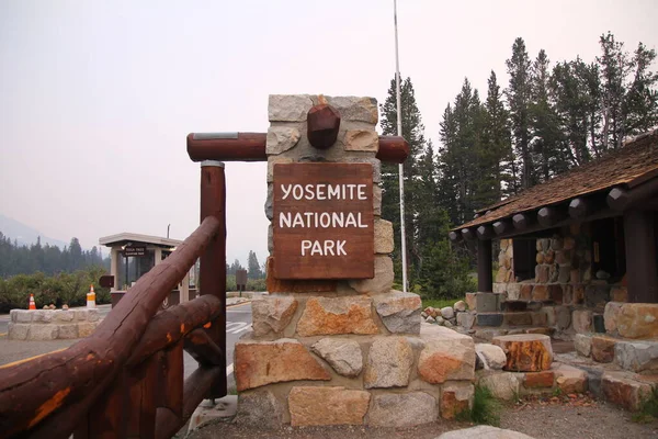 Πέτρες Και Ξύλο Yosemite National Park Πινακίδα Εισόδου Στην Καλιφόρνια Εικόνα Αρχείου