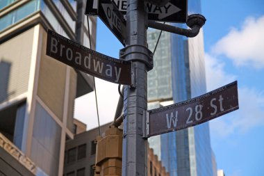 New York, Manhattan 'da Brown West 28. Cadde ve Broadway tarihi tabelası