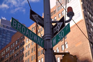 New York, Manhattan 'da Green West 30. Cadde ve Broadway tarihi tabelası