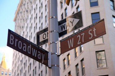 New York, Manhattan 'da Brown West 27. Cadde ve Broadway tarihi tabelası