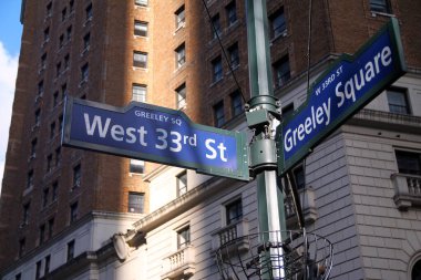 Blue West 33. Cadde ve Greeley Meydanı Broadway tarihi tabelasında New York, Manhattan 'da