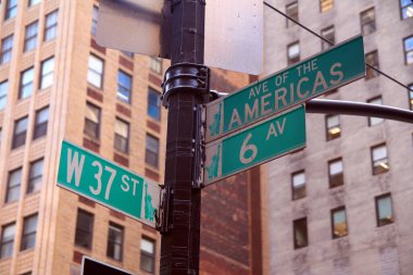 Green West 37. Cadde ve Amerika Bulvarı. New York 'ta Midtown Manhattan' da 6. geleneksel tabela.