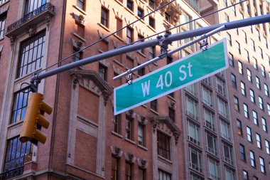 New York 'ta Manhattan' ın göbeğinde bir direğe asılı yeşil büyük batı 40. Cadde tabelası.