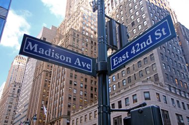 Blue East 42. Cadde ve Madison Bulvarı New York 'ta Manhattan' da tarihi bir tabela.