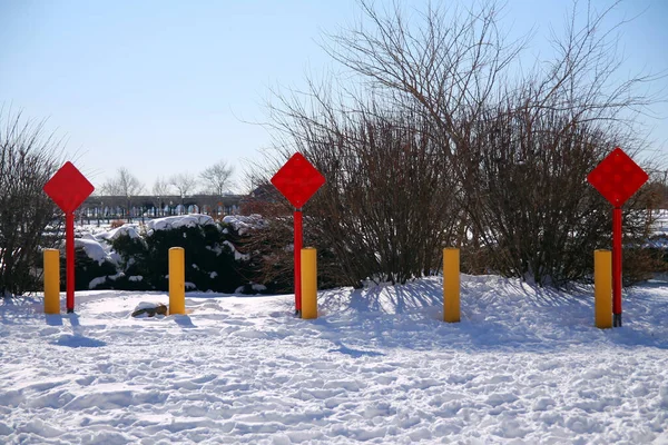 Fim Vermelho Sinal Quadrado Estrada Com Três Pólos Amarelos Neve — Fotografia de Stock
