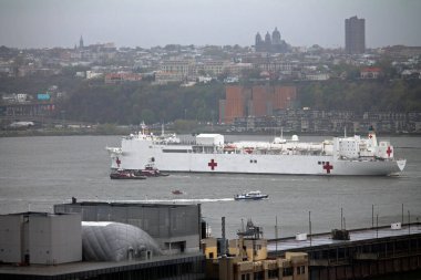 Donanma hastane gemisi Comfort New York 'taki Hudson nehrinin gökdelenlerinde yüzüyor.