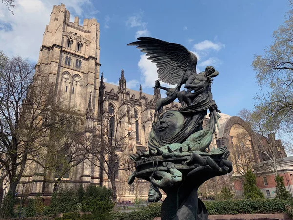 New York şehrinin arkasında ilahi Aziz Yahya 'nın heykeli var.