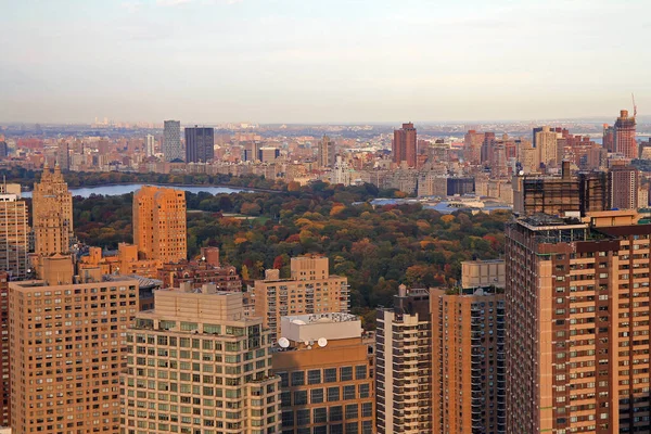 Central Park Rezervuarı Gün Batımında Beton Binalar — Stok fotoğraf