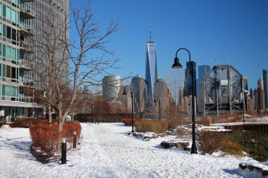 New York şehrinin arkasında Manhattan şehir merkezindeki gökdelenlerin olduğu yol.