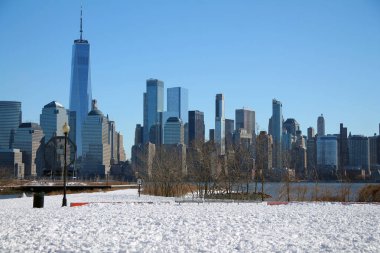 Manhattan şehir merkezinde kış karı Jersey 'deki Liberty State Park' ından ele geçirildi.