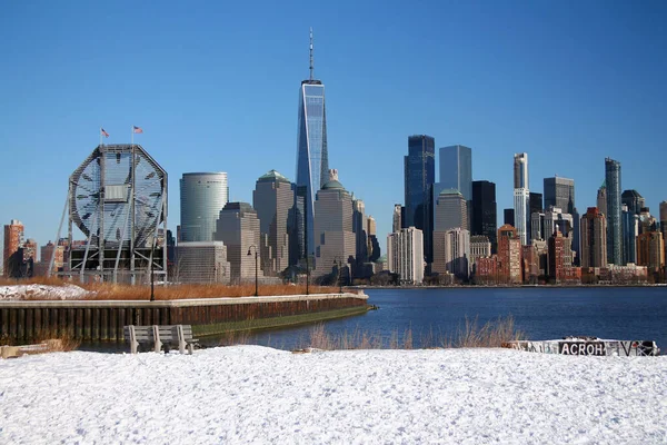 Bänken Och Den Stora Klockan Tittar Centrala Manhattan Med Snön — Stockfoto
