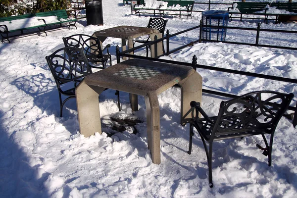 Uma Mesa Xadrez Concreto Com Uma Cadeira Ferro Pesado Neve — Fotografia de Stock