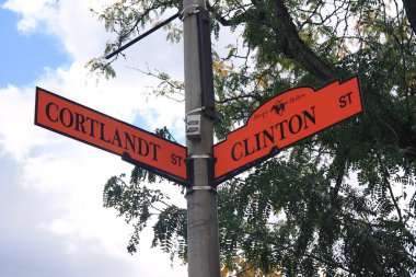 New York 'ta Sleepy Hollow' da Cortlandt ve Clinton caddelerinin köşesindeki turuncu tabela.