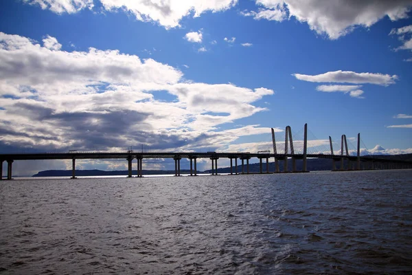 Μακρά Governator Cuomo Bridge Σύννεφα Και Γαλάζιο Ουρανό Στον Ποταμό Royalty Free Φωτογραφίες Αρχείου