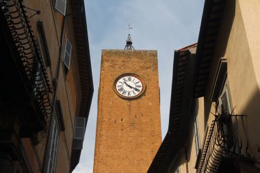 İtalya 'nın Orvieto şehrinin merkezindeki tarihi saat kulesi.