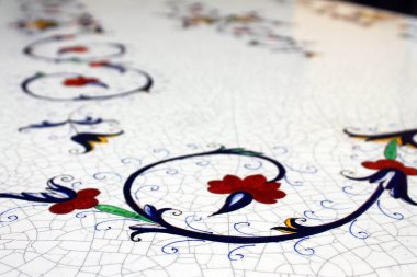 Deruta, Umbria, İtalya 'da porselenden yapılmış beyaz bir masanın kapağını kapatın.