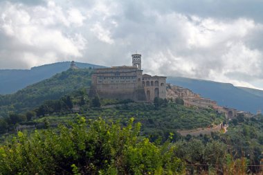 İtalya 'da Umbria' da Assisi Katedrali ile Subasio Dağı 'nın manzarası