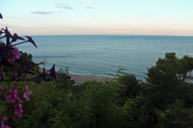 İtalya 'nın Conero bölgesinde turkuaz Adriyatik Denizi ile mükemmel bir gün batımı