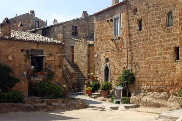 İtalya 'nın merkezinde uzun bir yaya köprüsü olan Bagnoregio' nun tarihi sivil köyünü kapatın.