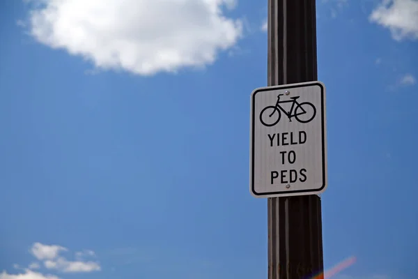 Yield Peds Sign Hanging Black Pole Sky Clouds Back Bicycle — Stock Photo, Image