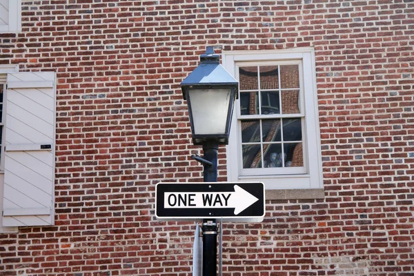 One Way Sign Hanging Black Pole Street Lamp Traditional Brick — Foto de Stock