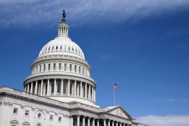 Washington 'daki Birleşik Devletler Kongre Binası' nın üst kısımlarını bir bahar günü mavi gökyüzü ile kapatın.