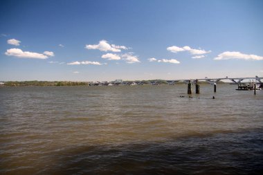 Panoramik manzara Woodrow Wilson Memorial Köprüsü Arkasında Ulusal Liman olan sakin Potomac nehri üzerinde