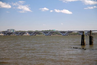 Arkasında Ulusal Liman olan sakin Potomac nehrinin üzerindeki Woodrow Wilson Memorial Köprüsü manzarası