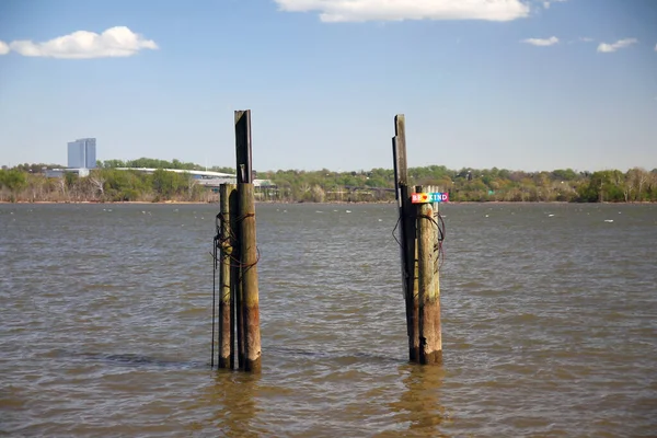 Μια Ξύλινη Αποβάθρα Μια Πολύχρωμη Πινακίδα Kind Στον Ποταμό Ποτόμακ — Φωτογραφία Αρχείου