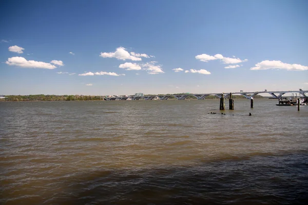 Panoramik manzara Woodrow Wilson Memorial Köprüsü Arkasında Ulusal Liman olan sakin Potomac nehri üzerinde