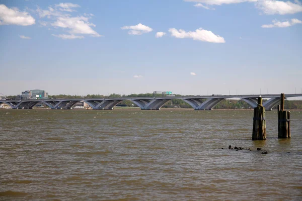 Uma Vista Woodrow Wilson Memorial Bridge Sobre Rio Potomac Calma — Fotografia de Stock