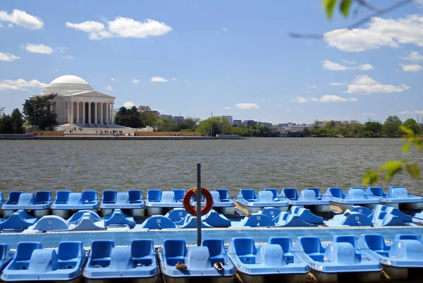 Den Blå Trampbåtar Med Livboj Tidvattenbassängen Med Thomas Jefferson Memorial — Stockfoto