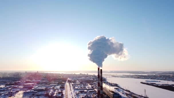 Kominy fabryki lub elektrowni wytwarzają dym o wschodzie słońca, widok z lotu ptaka z drona. Koncepcja ekologicznego zanieczyszczenia powietrza, środowiska, zmiany klimatu, globalne ocieplenie, wideo 4k — Wideo stockowe