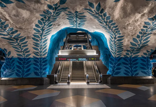 Ocak 2020, T-Centralen metro istasyonu benzersiz bir sanat eseri mavi tasarım tabloları, Stockholm, İsveç.