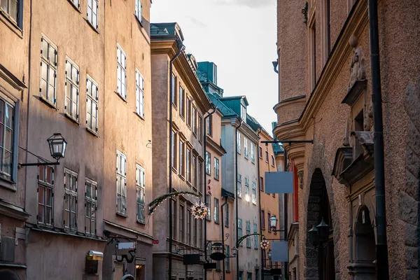Wąskie uliczki z Nowym Rokiem, świąteczne dekoracje, świąteczne girlandy i gwiazdy na fasadach starych domów na ulicach Gamla Stan, Sztokholm, Szwecja — Zdjęcie stockowe
