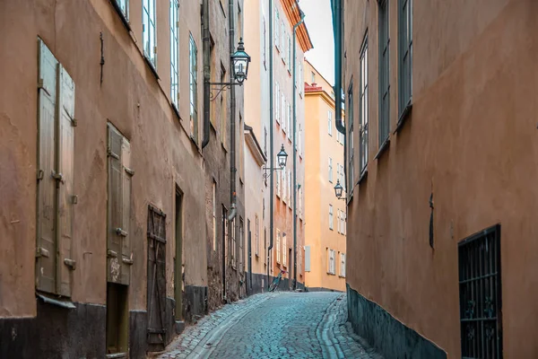 Calle estrecha en Gamla Stan, Estocolmo, Suecia —  Fotos de Stock