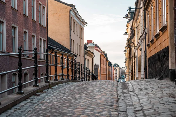 Узкая улица в Старом городе Стокгольма, Гамла Стэн, Швеция — стоковое фото