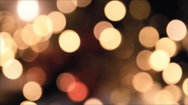 Noel ışıkları, parıldayan soyut altın sıcak halkalar dağıldı. Bulanık peri ışıkları. Odaklanma dışı tatil geçmişi. Xmas ağacından hafif bir bokeh. Yeni yıl teması, arkaplan 4k görüntüleri