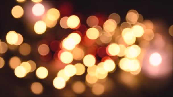 Χριστουγεννιάτικα φώτα, λαμπυρίζοντας αφηρημένα χρυσά ζεστά κύκλους αποσυμφορείται. Θολή νεράιδα φώτα. Εκτός εστίασης φόντο διακοπών. Φως bokeh από το χριστουγεννιάτικο δέντρο. Νέο Έτος θέμα, φόντο 4k πλάνα — Αρχείο Βίντεο