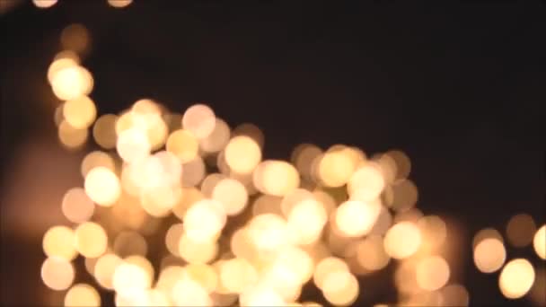 Weihnachtslichter, golden schimmernde warme Kreise defokussiert. Verschwommene Lichter. Unkonzentrierter Urlaubshintergrund. Leichtes Bokeh vom Weihnachtsbaum. Thema Neujahr, Hintergrund 4k Filmmaterial — Stockvideo