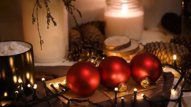 Décorations de Noël, lumières clignotantes, Nouvel An 2022 4k fond. sapin de Noël boules rouges, cadeau, bougie, cônes de sapin, bouteilles, cerf — Video