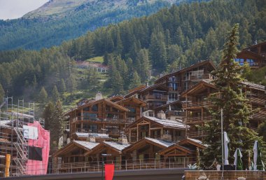 Alps, Wallis, Valais İsviçre 'deki İsviçre köyündeki Chalet ve oteller. Geleneksel İsviçre ahşap evleri.