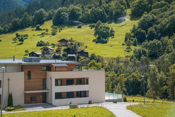 Peyzaj Manzarası, İsviçre. Küçük köydeki modern kulübe ya da otel..