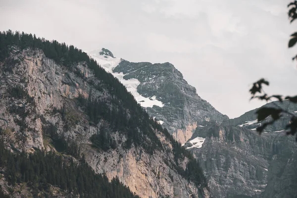 Ett glansigt dramatiskt bergslandskap. Atmosfäriskt höglandslandskap i dåligt molnigt väder. — Stockfoto