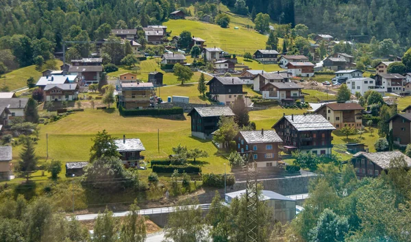 Liten by i Schweiz. Traditionellt schweiziskt landskap. Alperna i Schweiz. — Stockfoto