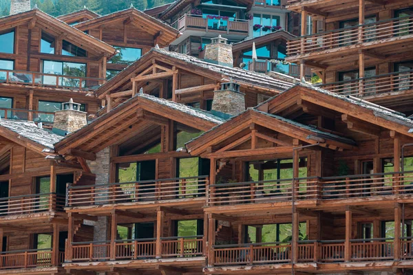 Hus och hotell i schweizisk by i Alperna, Wallis, Valais Schweiz. Autentisk arkitektur — Stockfoto