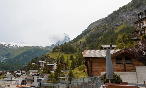Mała piękna wioska w górach, Europa, Alpy, słynny ośrodek narciarski, luksusowe domki, miejsce turystyczne, cel podróży. — Zdjęcie stockowe