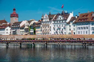 Meşhur Chapel Köprüsü, şehir simgesi ve İsviçre 'nin güneşli yaz gününde İsviçre' nin en önemli turistik yerlerinden biri. Lucerne 'nin tarihi şehir merkezi.